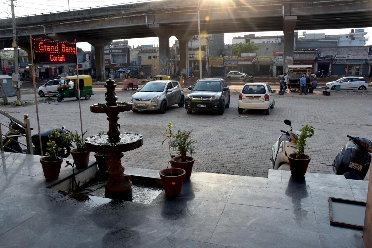 Hotel D Plaza Zirakpur Buitenkant foto