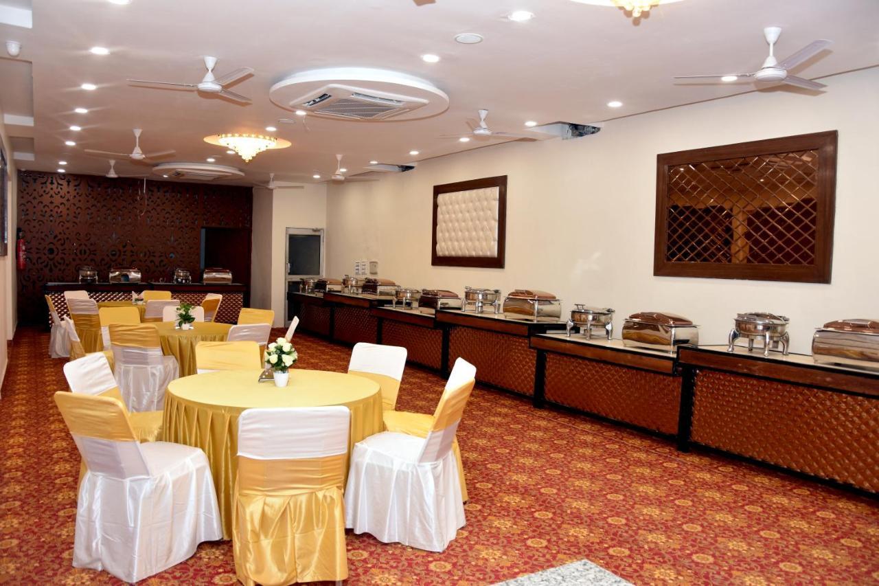 Hotel D Plaza Zirakpur Buitenkant foto