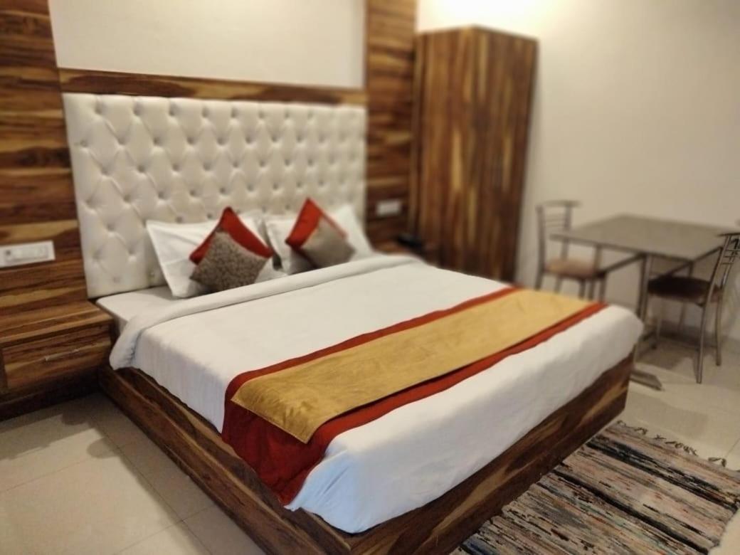 Hotel D Plaza Zirakpur Buitenkant foto