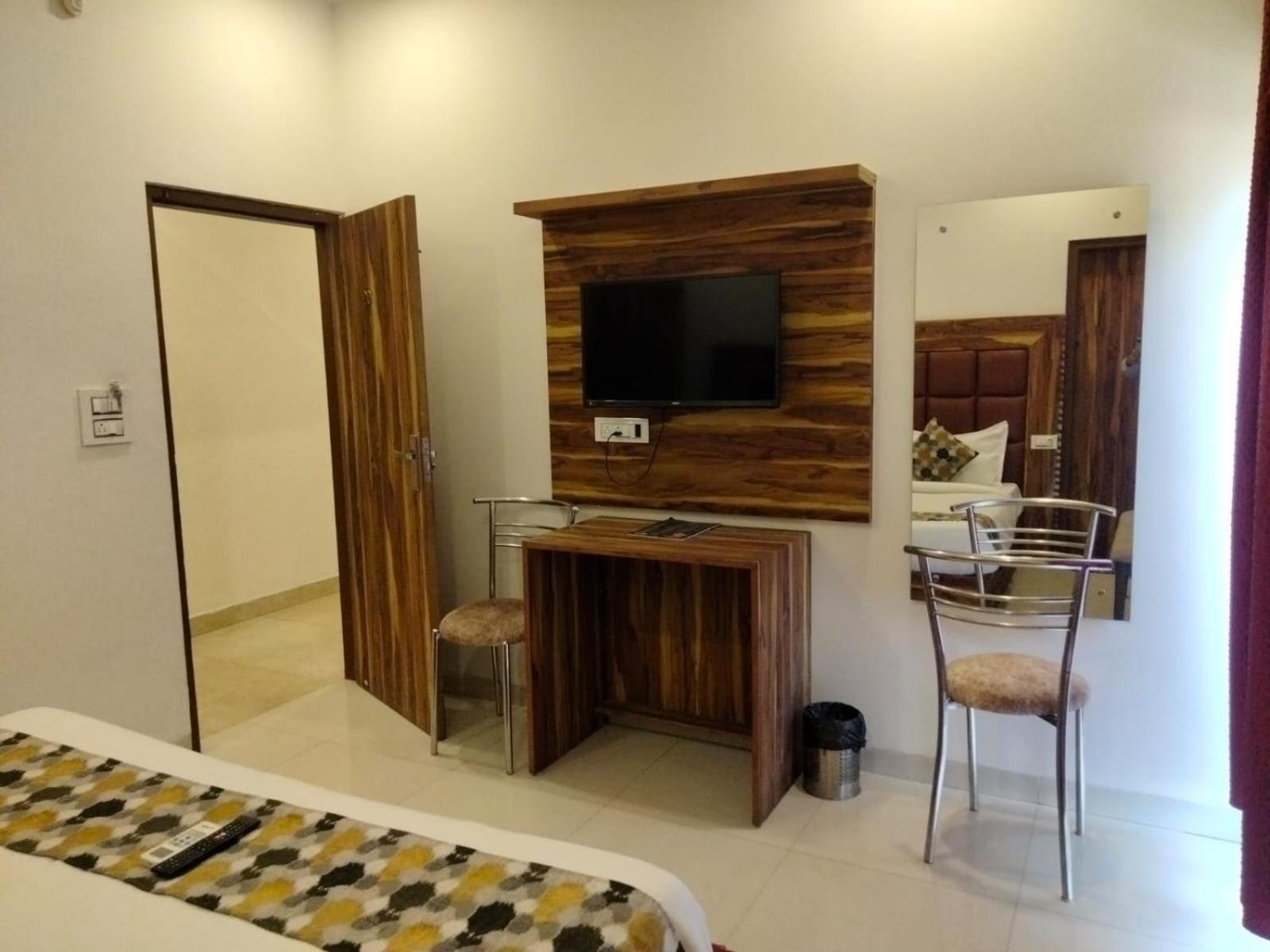 Hotel D Plaza Zirakpur Buitenkant foto