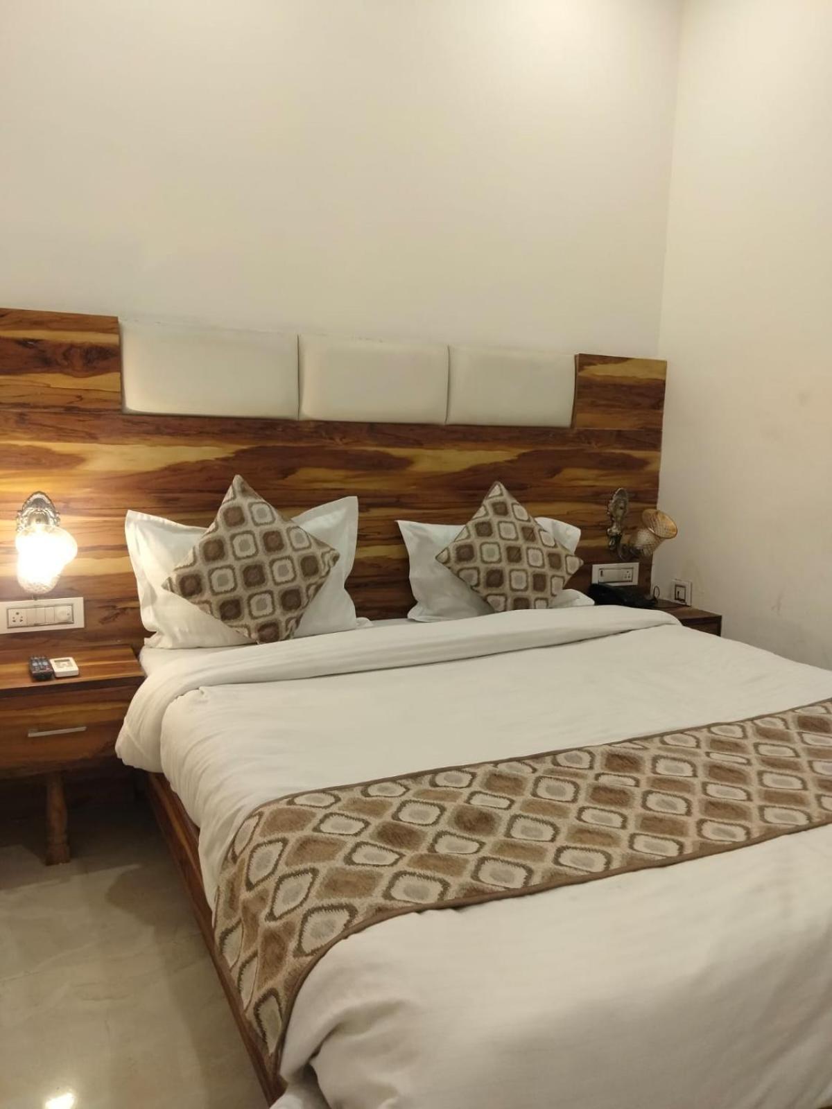 Hotel D Plaza Zirakpur Buitenkant foto