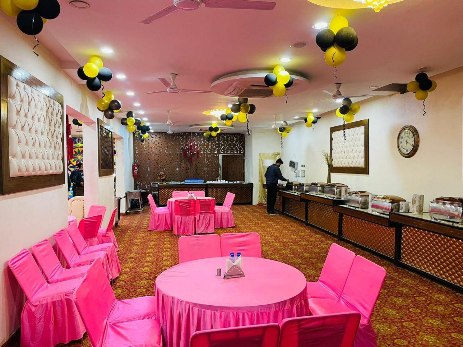Hotel D Plaza Zirakpur Buitenkant foto