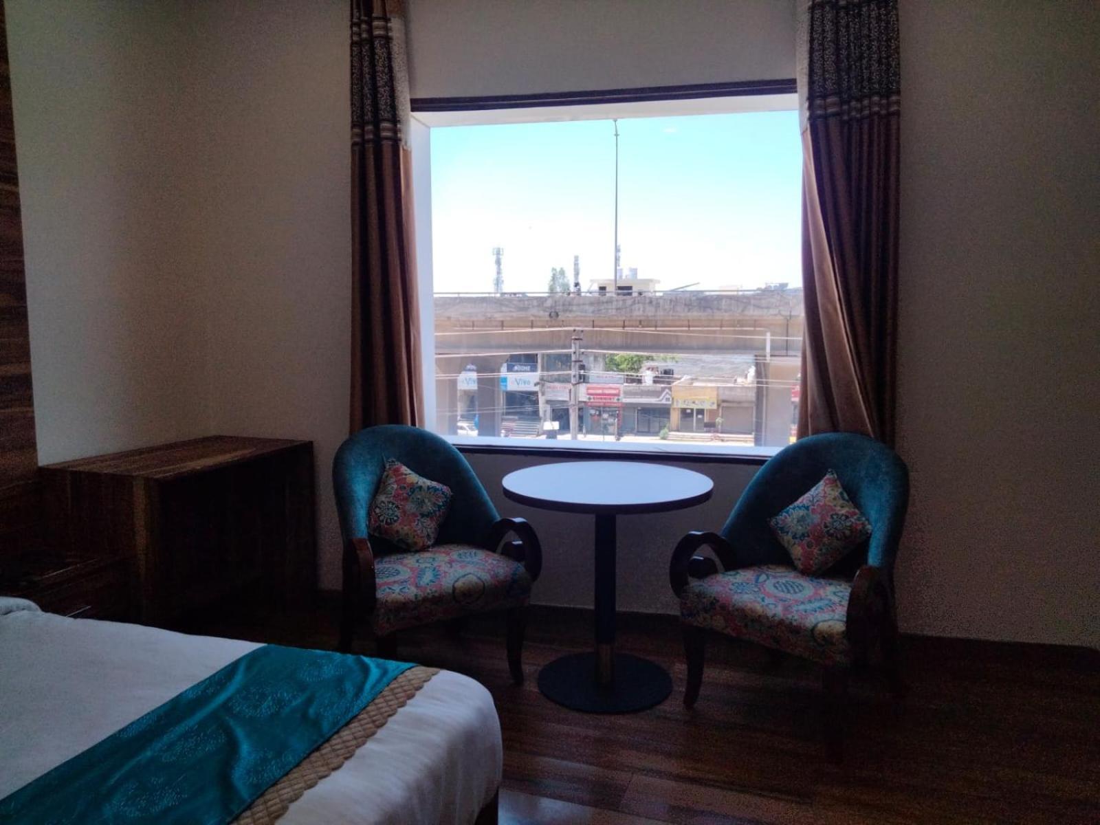 Hotel D Plaza Zirakpur Buitenkant foto