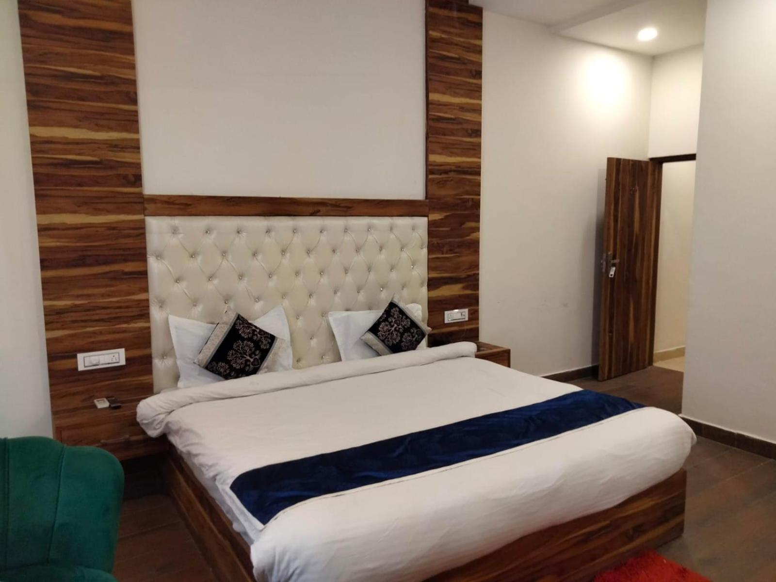 Hotel D Plaza Zirakpur Buitenkant foto