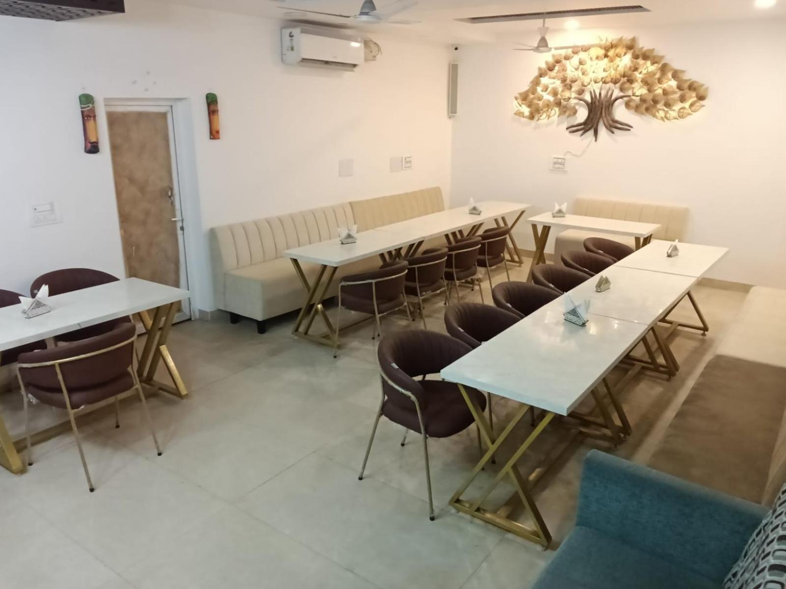 Hotel D Plaza Zirakpur Buitenkant foto