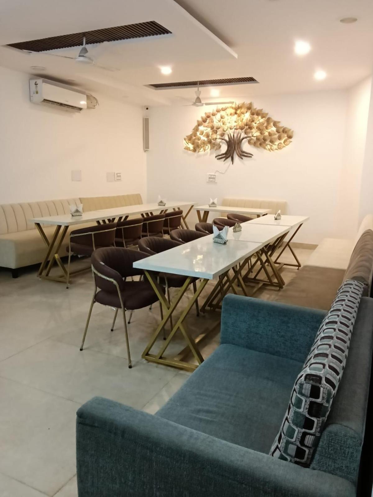Hotel D Plaza Zirakpur Buitenkant foto