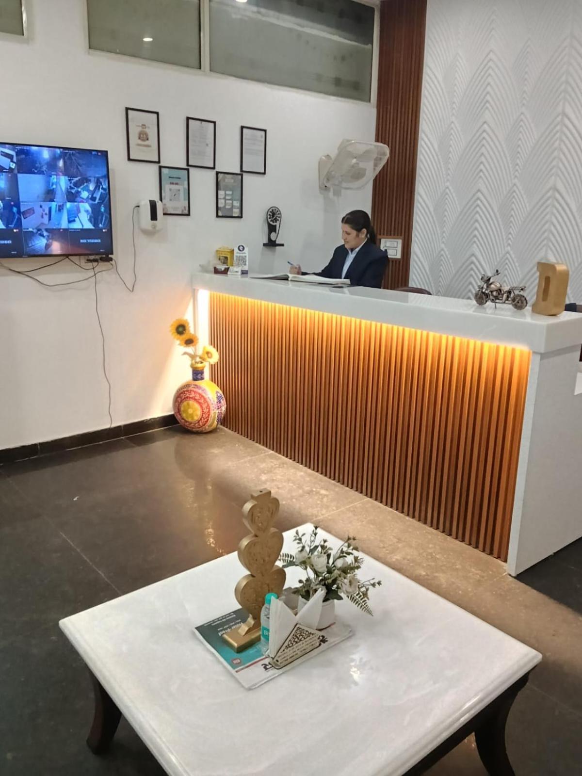 Hotel D Plaza Zirakpur Buitenkant foto