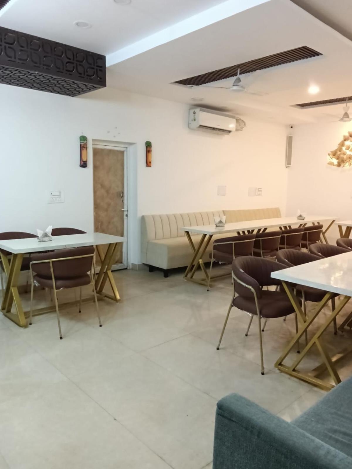 Hotel D Plaza Zirakpur Buitenkant foto